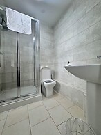 Stay Near Heathrow! Pristine, Convenient & Only 5 Mins to the Terminal