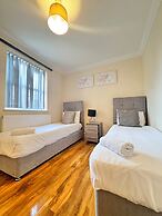 Stay Near Heathrow! Pristine, Convenient & Only 5 Mins to the Terminal