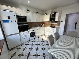 Charming 2-bed Apartment in Baku City Center