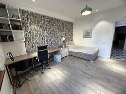 Charming 2-bed Apartment in Baku City Center