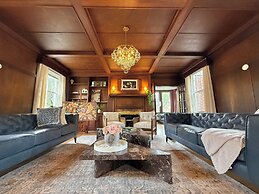 The Colonial Mt. Lebanon by Luxe PGH