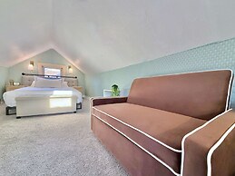 The Colonial Mt. Lebanon by Luxe PGH