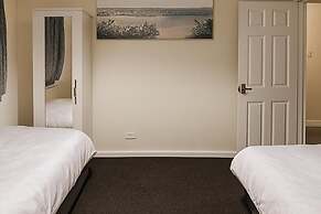 House-sleeps 5 Person -etihad Stadium 15 min Drive