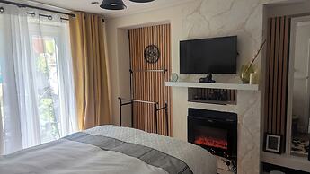 Folkestone - 1BR Apartment - Sauna - Pet Friendly