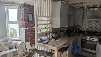 Folkestone - 1BR Apartment - Sauna - Pet Friendly