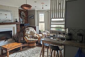 Folkestone - 1BR Apartment - Sauna - Pet Friendly