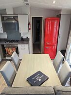 Coastal Retreat, Sleeps 6 - Near Beach w Parking