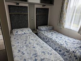 Coastal Retreat, Sleeps 6 - Near Beach w Parking