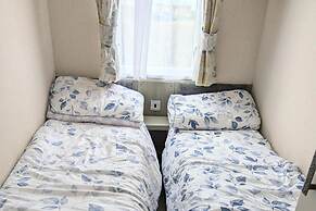 Coastal Retreat, Sleeps 6 - Near Beach w Parking