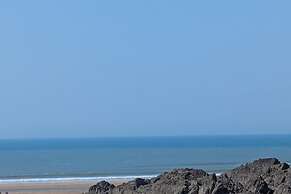 Coastal Retreat, Sleeps 6 - Near Beach w Parking