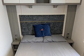 Coastal Retreat, Sleeps 6 - Near Beach w Parking