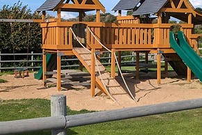 Coastal Retreat, Sleeps 6 - Near Beach w Parking