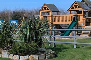 Coastal Retreat, Sleeps 6 - Near Beach w Parking