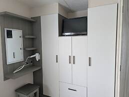 Coastal Retreat, Sleeps 6 - Near Beach w Parking
