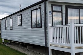 Coastal Retreat, Sleeps 6 - Near Beach w Parking