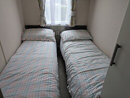 Coastal Retreat, Sleeps 6 - Near Beach w Parking