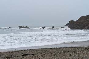 Coastal Retreat, Sleeps 6 - Near Beach w Parking