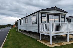 Coastal Retreat, Sleeps 6 - Near Beach w Parking