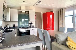 Coastal Retreat, Sleeps 6 - Near Beach w Parking