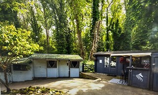Beautiful 1-bed Secluded Cabin, With bar & Fire