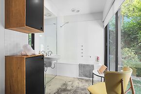 Melb Cbd a Zen oasis garden studio.