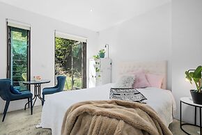 Melb Cbd a Zen oasis garden studio.