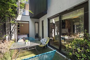 Melb Cbd a Zen oasis garden studio.