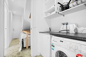 Melb Cbd a Zen oasis garden studio.