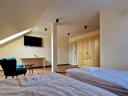 Holiday Home With Pool for 8 People, Iwierzyce