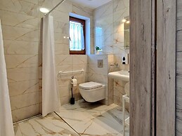 Holiday Home With Pool for 8 People, Iwierzyce