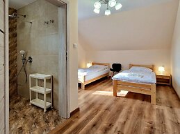 Holiday Home With Pool for 8 People, Iwierzyce