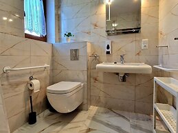 Holiday Home With Pool for 8 People, Iwierzyce