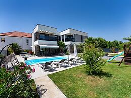 Luxury Villa With Swimming Pool and Terrace
