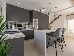 Luxury Villa With Swimming Pool and Terrace