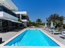 Luxury Villa With Swimming Pool and Terrace