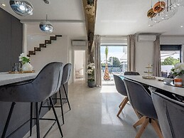 Luxury Villa With Swimming Pool and Terrace