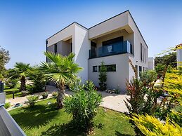 Luxury Villa With Swimming Pool and Terrace