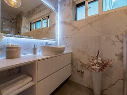 Luxury Villa With Swimming Pool and Terrace