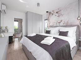 Luxury Villa With Swimming Pool and Terrace