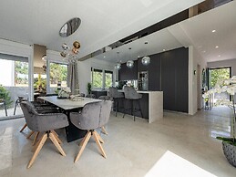 Luxury Villa With Swimming Pool and Terrace