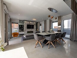 Luxury Villa With Swimming Pool and Terrace