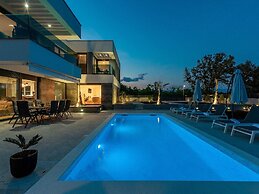Luxury Villa With Swimming Pool and Terrace