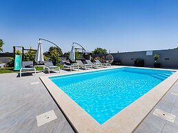 Luxury Villa With Swimming Pool and Terrace