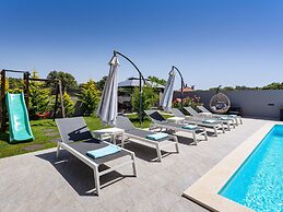 Luxury Villa With Swimming Pool and Terrace