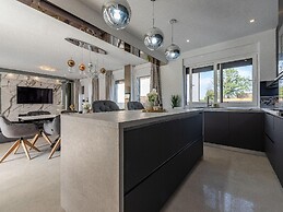 Luxury Villa With Swimming Pool and Terrace