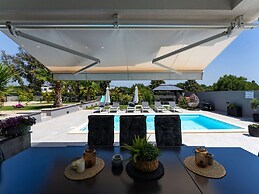 Luxury Villa With Swimming Pool and Terrace