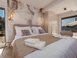 Luxury Villa With Swimming Pool and Terrace