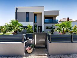 Luxury Villa With Swimming Pool and Terrace