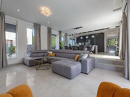 Luxury Villa With Swimming Pool and Terrace