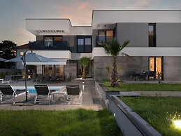 Luxury Villa With Swimming Pool and Terrace